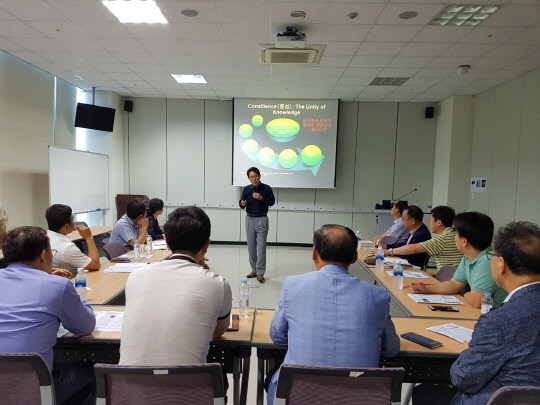 한국산업단지공단 대경권 기업성장지원센터가 지난 10일 대구비즈니스센터 2층에서 'CEO 공부방'을 가졌다. 무더위에도 아랑곳 없이 중소기업 CEO들이 도시락으로 저녁을 때우며 열공에 푹빠졌다. 이번 공부방에는 대구 성서산단과 구미, 의성, 칠곡 지역에서 모여든 20명의 중소기업 CEO들이 바쁜 일정 중에 틈을 내어 공부하는 열기로 후끈 달아올랐다.  산단공 대경권기업성장지원센터 제공